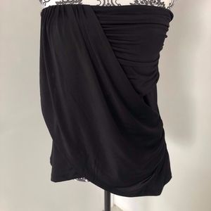 Black strapless flows top